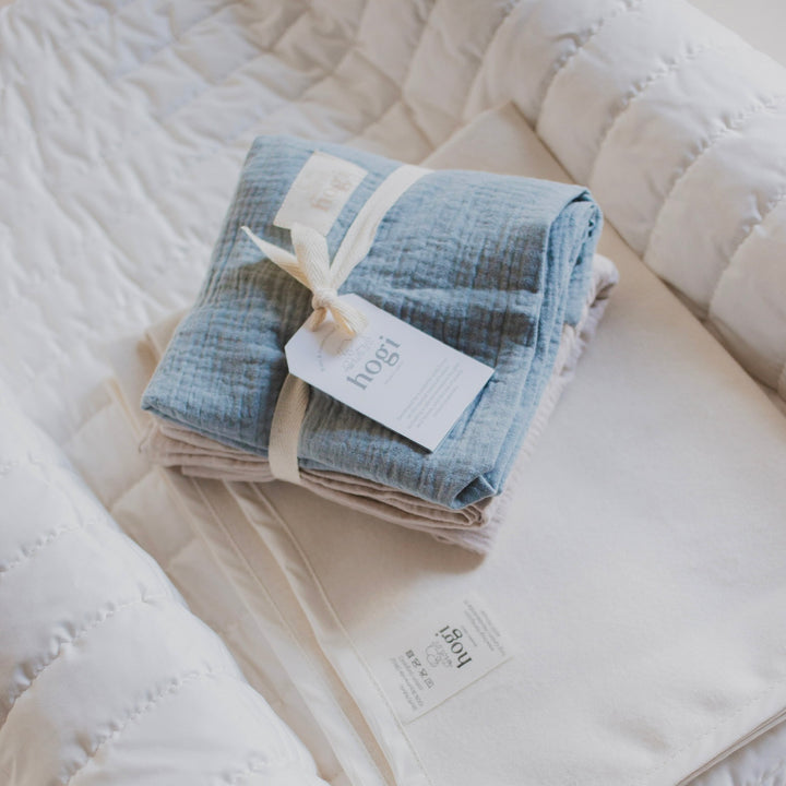 Hevea Hug Set: 1x Hevea Hug Keil, 1x Bezug, 1x 2er Set Molton